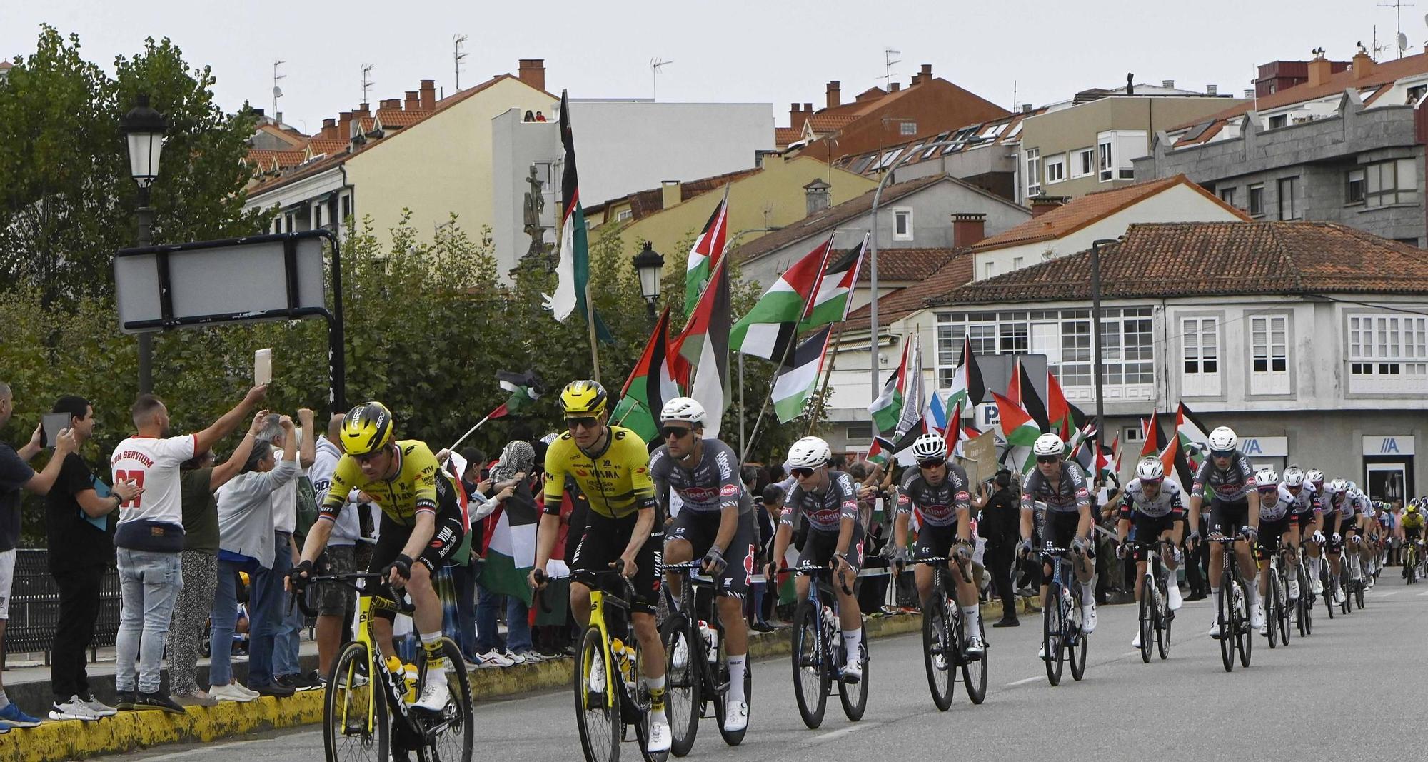 Concentraciones contra el equipo de Israel por el genocidio en Gaza durante el paso de La Vuelta por Pontevedra