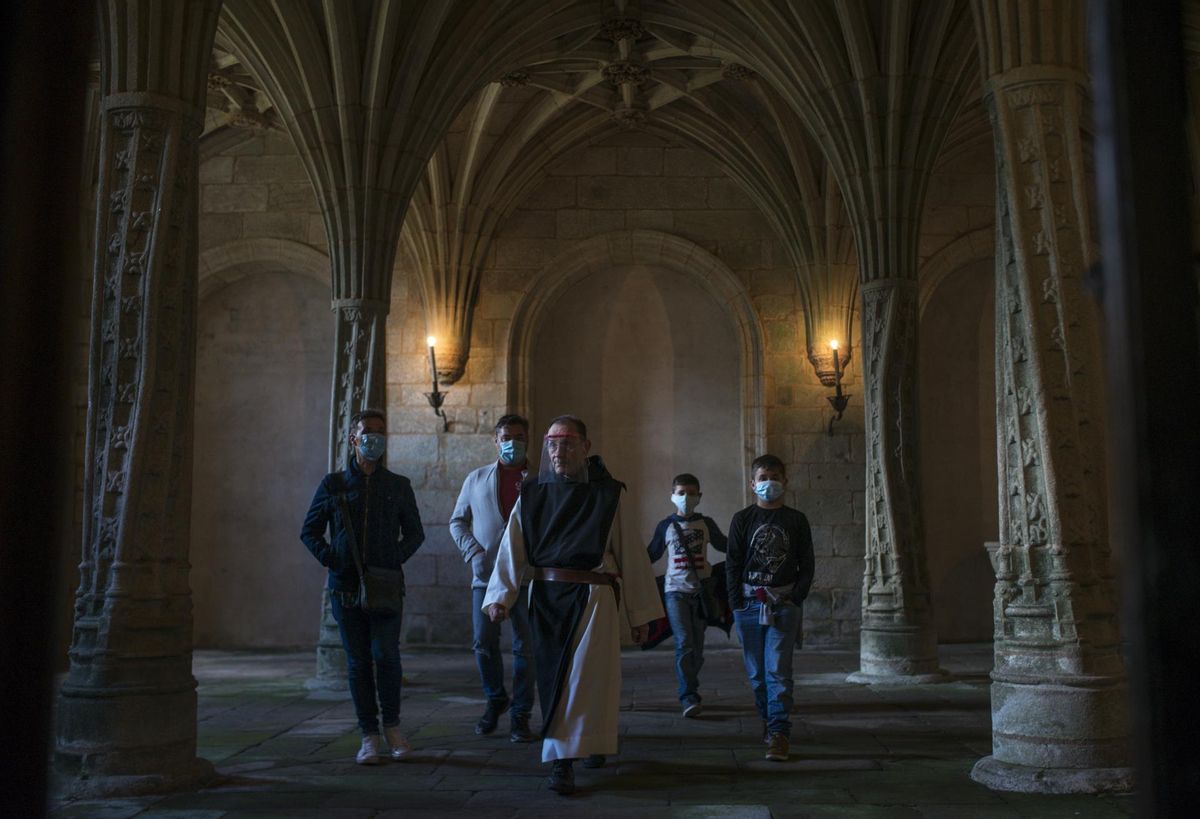 Una de las pocas visitas turísticas al cenobio, en verano. En la imagen, la sala capitular. // Brais Lorenzo