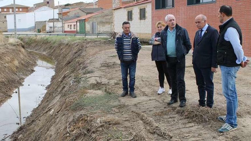 Visita a las obras de limpieza del Algodre en Gallegos.