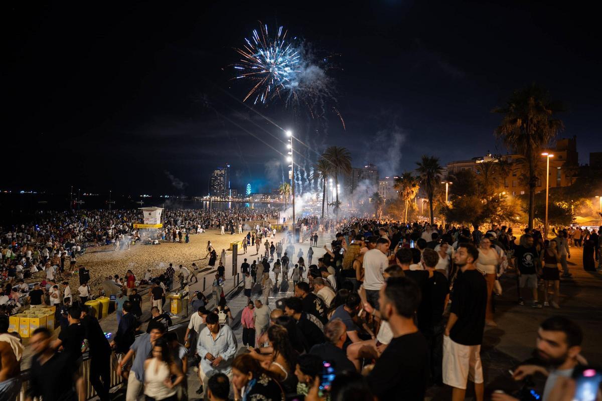 La playa de la Barceloneta llena para celebrar la noche de Sant Joan La playa de la Barceloneta llena para celebrar la noche de Sant Joan