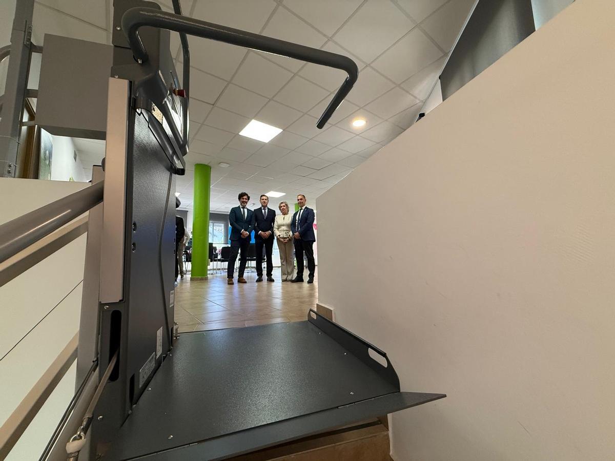 La Diputación ha financiado un salvaescaleras para la sede de la AECC en Benalmádena.