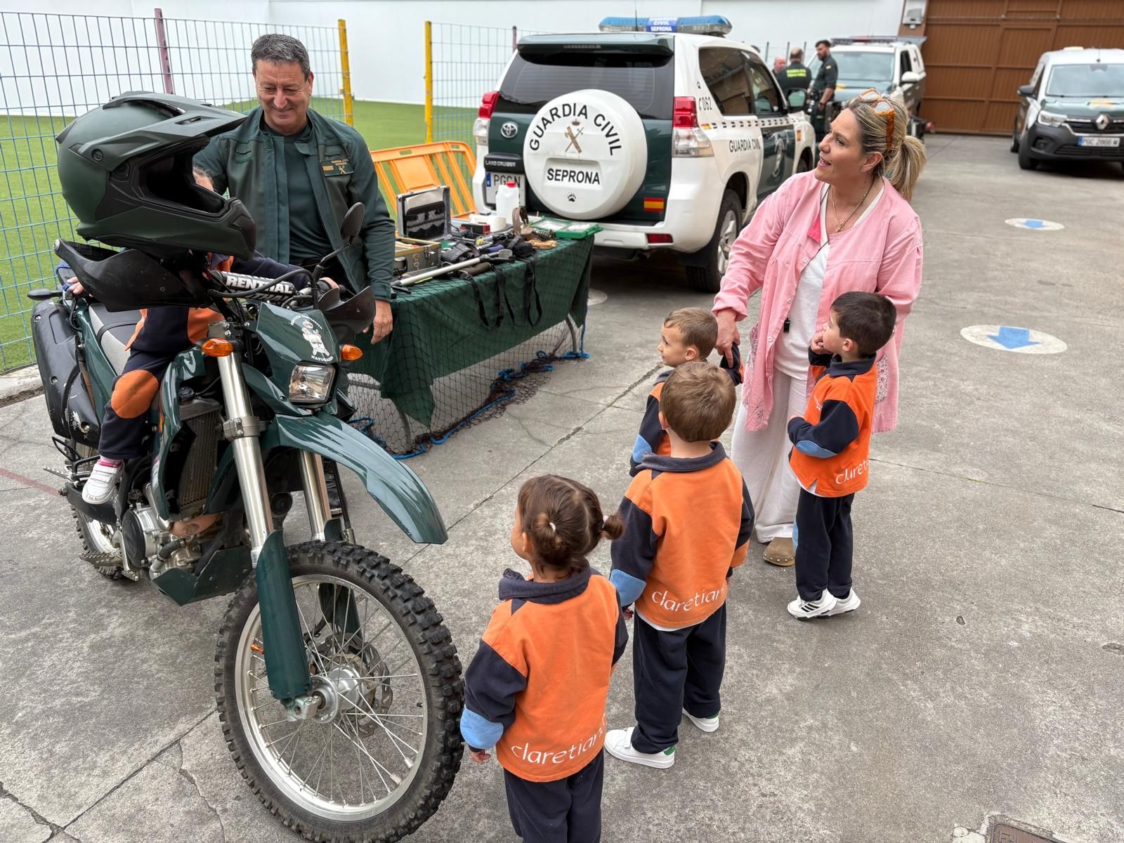 Exhibición de la Guardia Civil en el Colegio María Inmaculada de Laviana