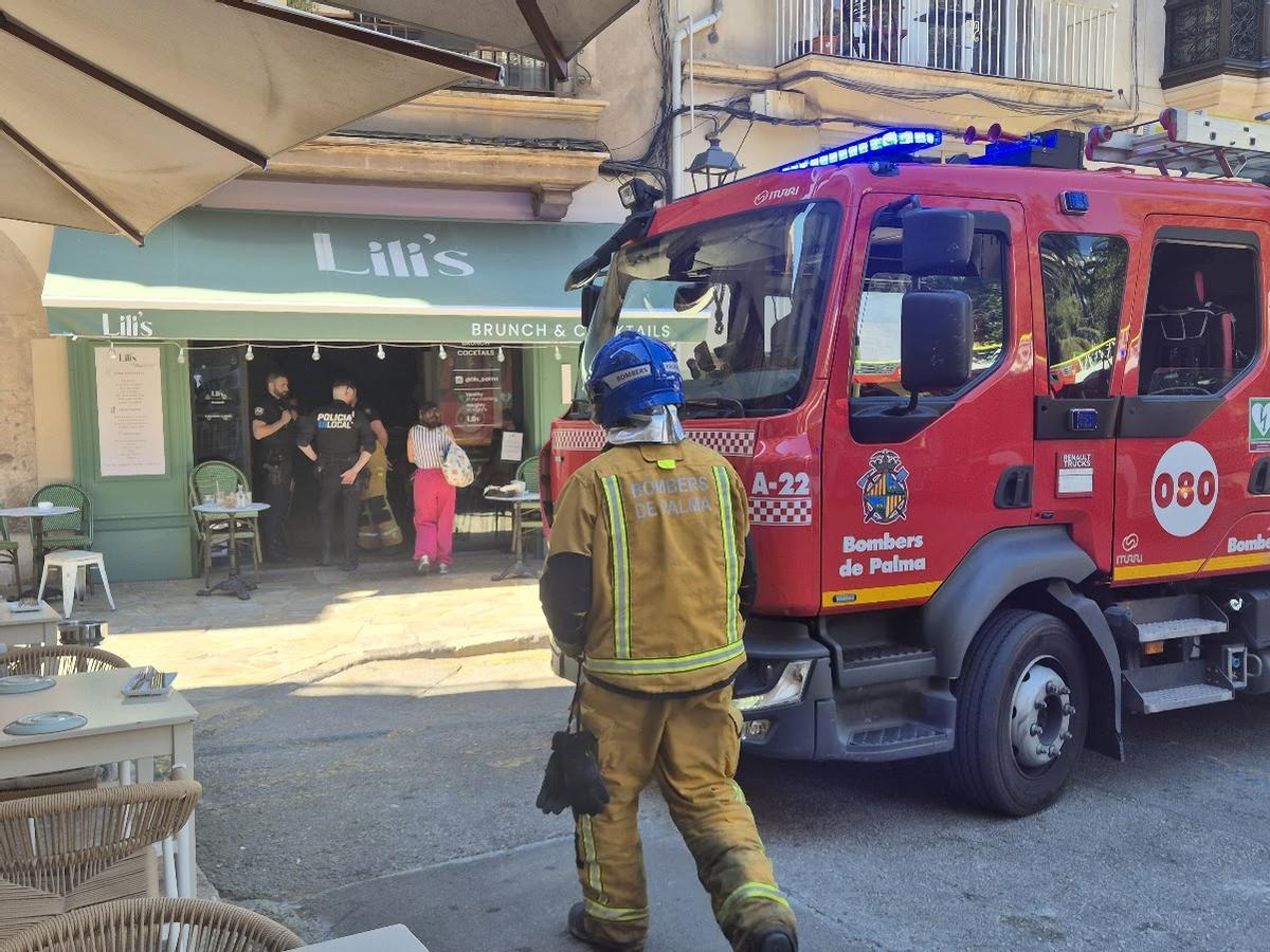 Un bombero se dirige al restaurante de la plaza del Mercat donde se ha declarado este viernes un incendio en el horno.
