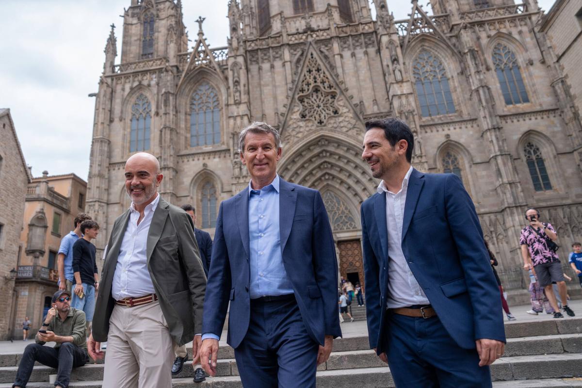 El presidente del PP, Alberto Núñez Feijóo, junto con el portavoz del PP en el Ayuntamiento de Barcelona, Daniel Sirera, y el presidente provincial del PP de Barcelona, Manu Reyes.