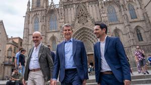 El presidente del PP, Alberto Núñez Feijóo, junto con el portavoz del PP en el Ayuntamiento de Barcelona, Daniel Sirera, y el presidente provincial del PP de Barcelona, Manu Reyes.