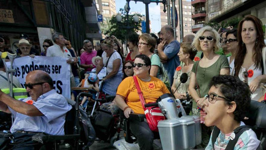 Protesta de dependientes contra los recortes en Bienestar Social