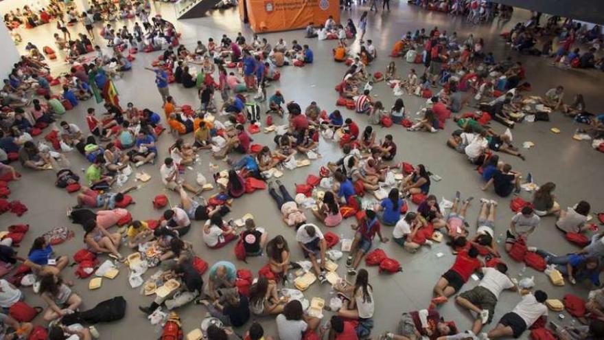 Reparto de comida durante el Encuentro Europeo de Jóvenes que se celebra en Ávila. Foto Ical