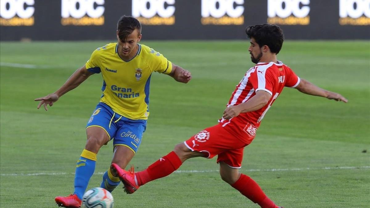 Curbelo intenta superar al jugador del Girona Jairo en el partido de Las Palmas