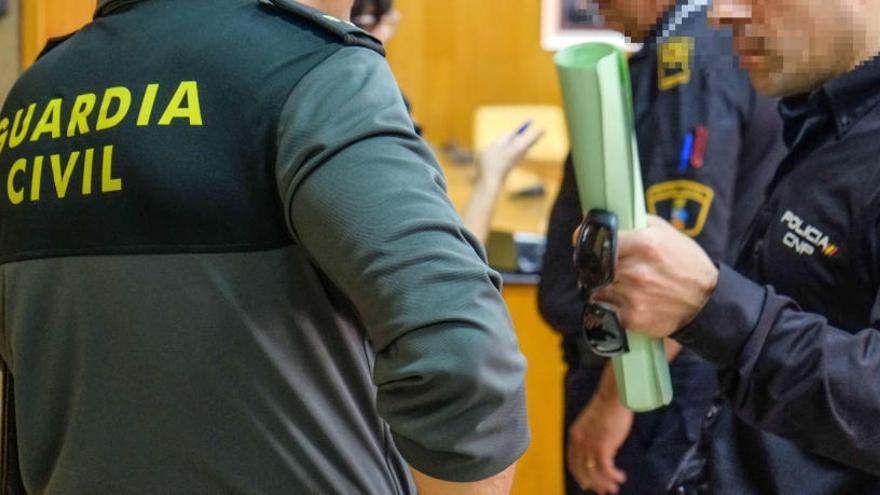 Un agente de la Guardia Civil habla con un Policía Nacional