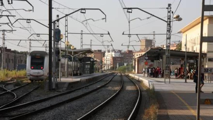 El pas a nivell de l&#039;estació de tren de la ciutat de Figueres.