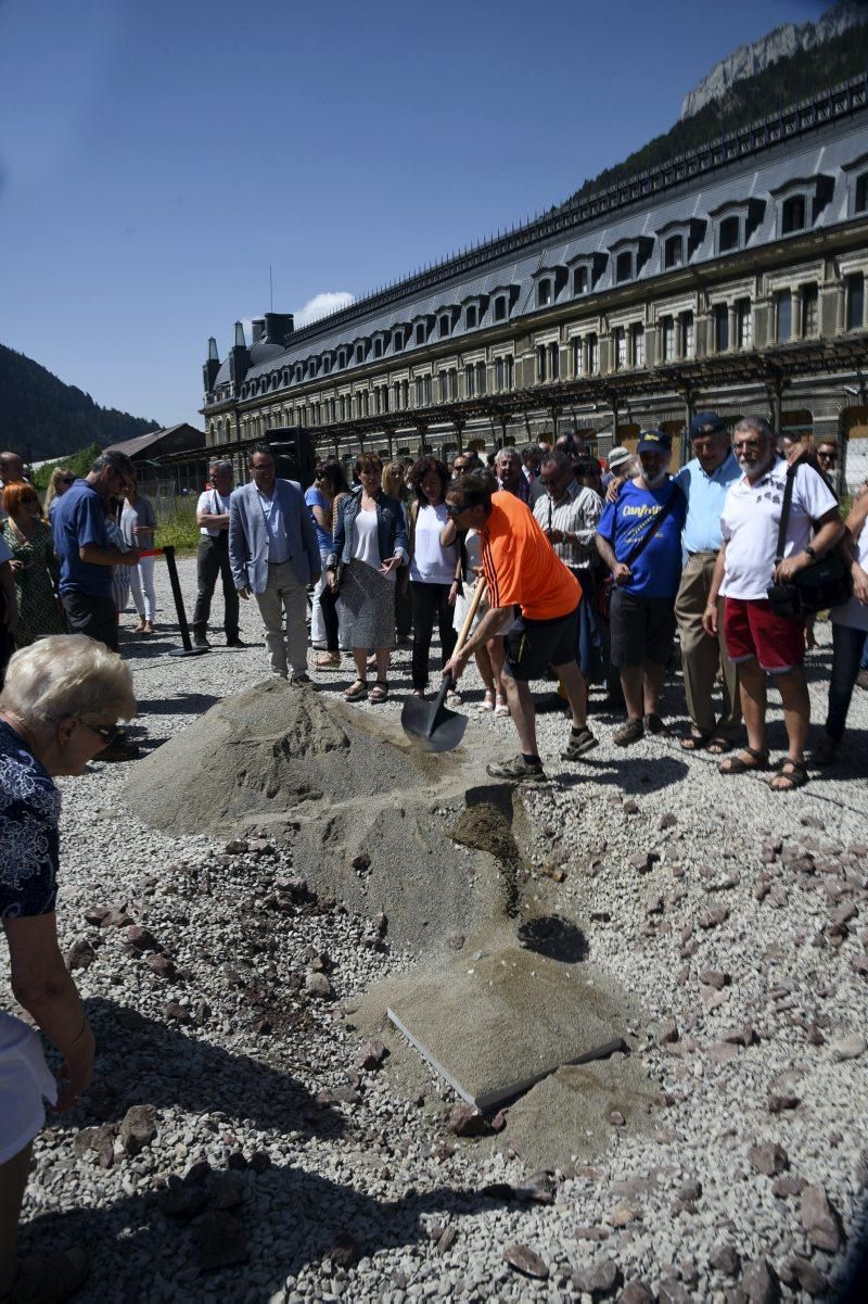 Reapertura de la línea ferroviaria internacional de Canfranc