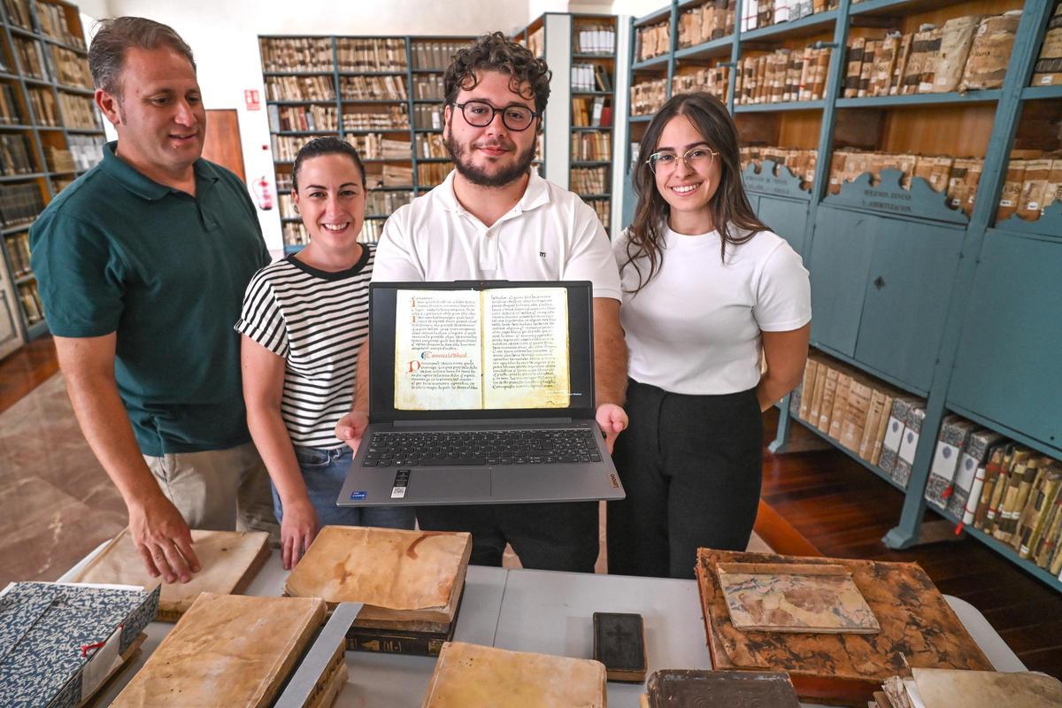 Adrián López Gálvez, en el centro de la imagen, en el archivo del Museo Diocesano de Arte Sacro de Orihuela