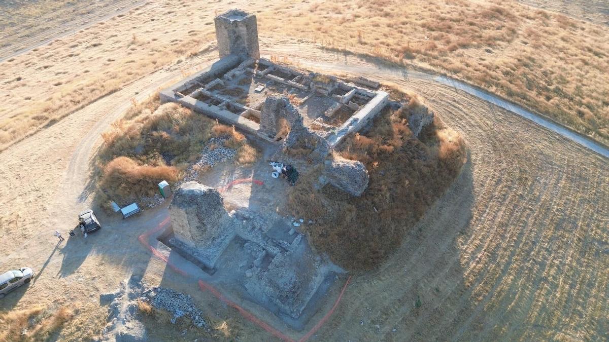 Excavación arqueológica en el castillo de Dos Hermanas de Montemayor.