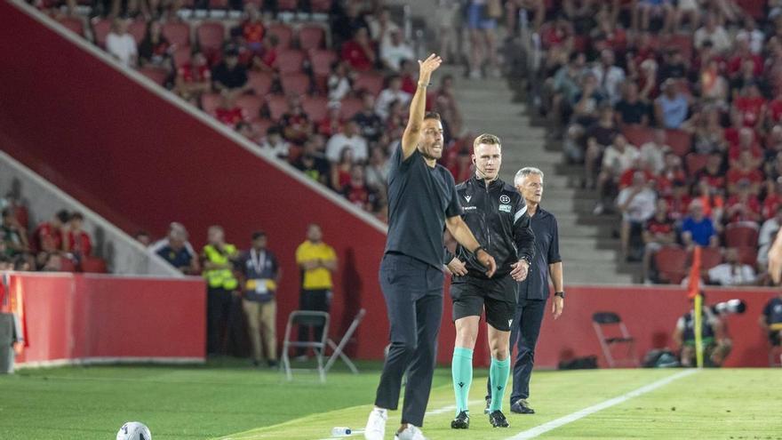Luis García, tras la victoria ante el Valladolid: "Ganar los partidos cuesta una barbaridad, bienvenidos a Segunda División”
