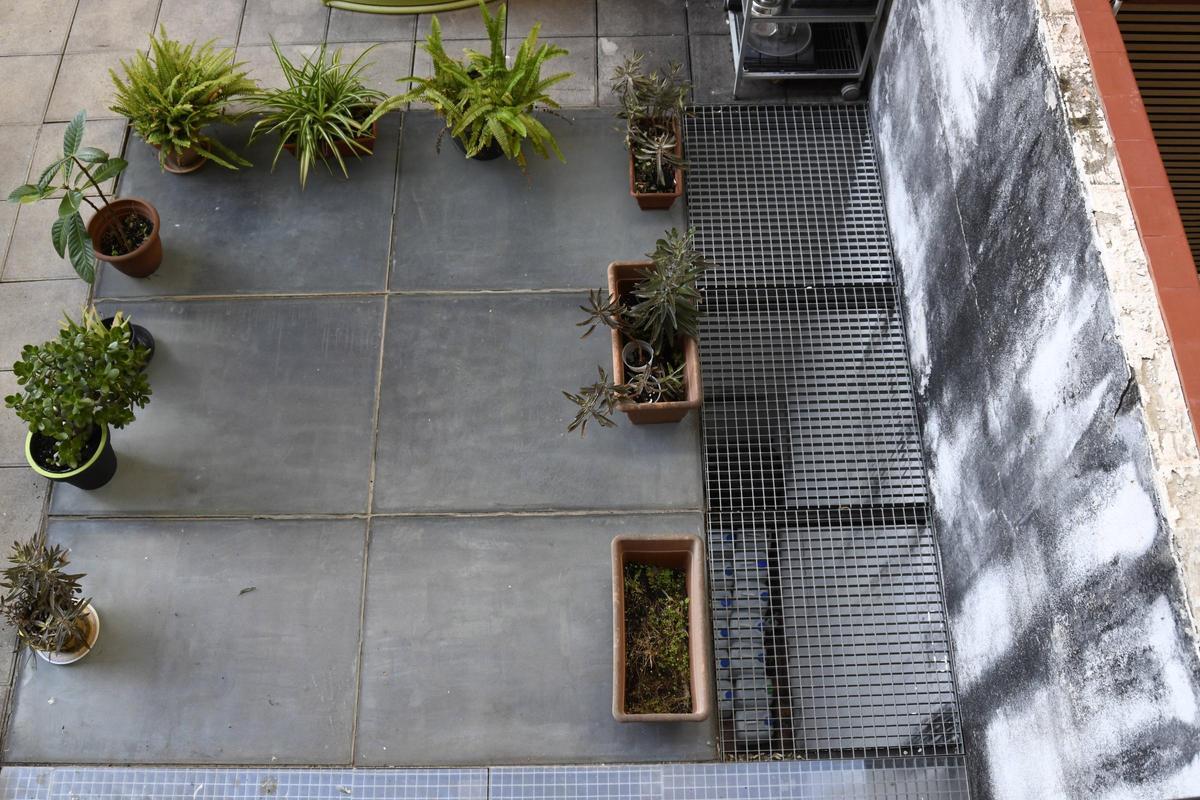 Patio que conecta las viviendas con el laboratorio de la calle Viladomat, en Barcelona.