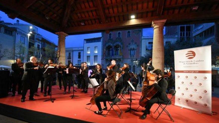 Imatge d&#039;una actuació de l&#039;orquestra granollerina a l&#039;emblemàtica plaça porxada de la capital vallesana