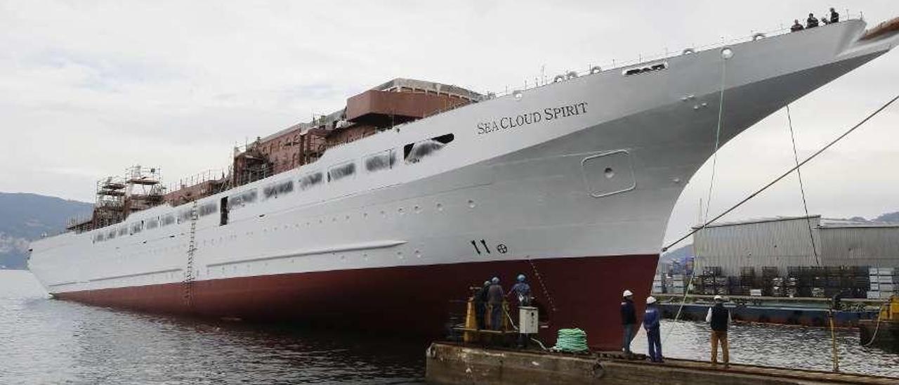 El velero &quot;Sea Cloud Cruises&quot;, durante la maniobra de botadura. // Alba Villar