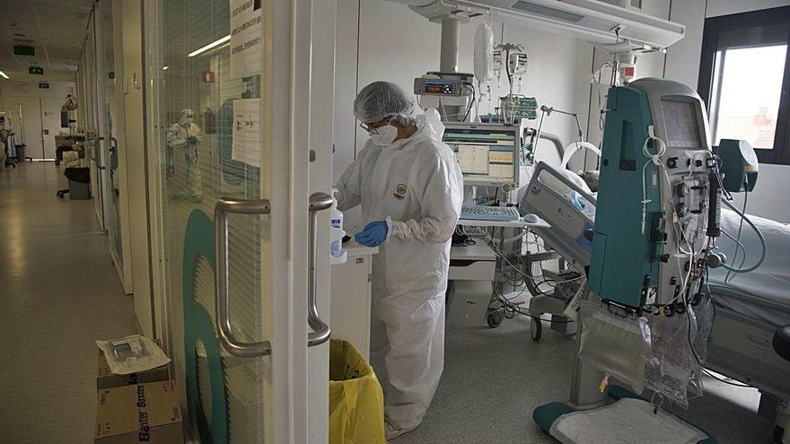 Atenció a un afectat per covid-19 a l&#039;Hospital Sant Joan de Deu de Manresa