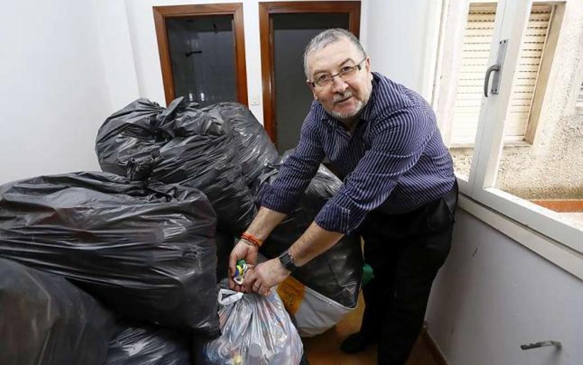 José Alfredo Fernández, ayer, con las bolsas de tapones que guarda en su domicilio y que serán entregadas a una empresa de reciclaje para financiar proyectos de investigación médica con el dinero obtenido.