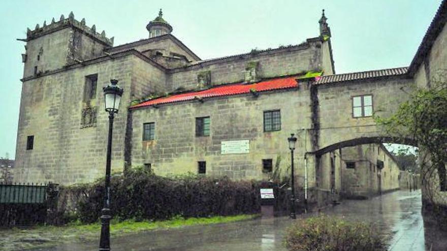 Las puertas de la capilla permanecen cerradas ahora más tiempo de lo que era habitual. |  // I. ABELLA