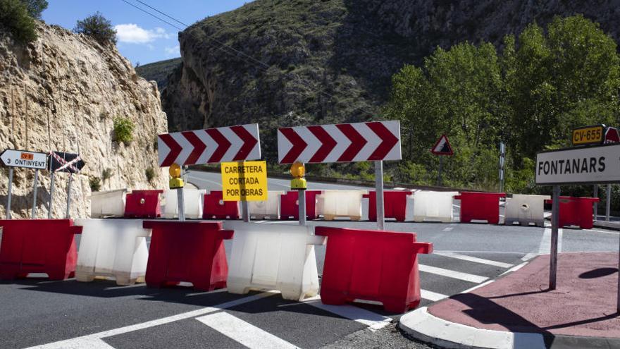 La CV-81 desde Ontinyent, cortada en el desvío a Fontanars, durante las obras de finales de septiembre