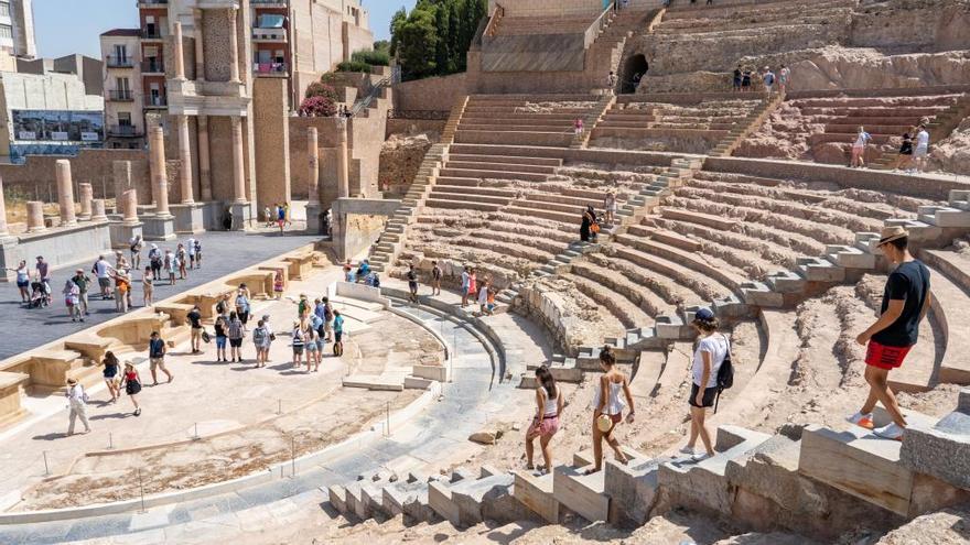 Visitantes disfrutan del Teatro Romano de Cartagena.