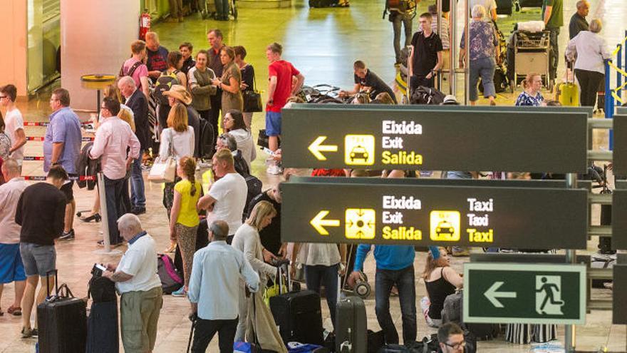 El aeropuerto de El Altet esquiva la masiva cancelación de vuelos de Ryanair