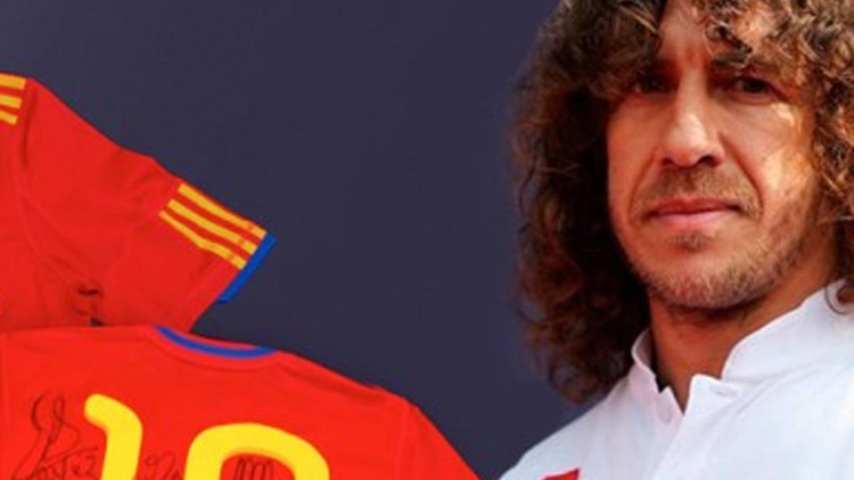 Carles Puyol con la camiseta que se subasta