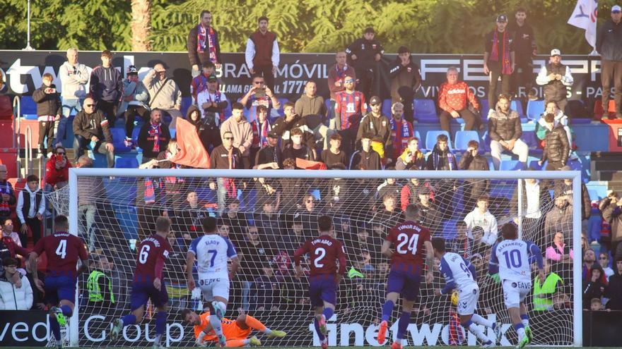 Ángel, de penalti, anotó el primer tanto del Tenerife en el encuentro de la jornada 18 contra el Eldense. | | E.D.