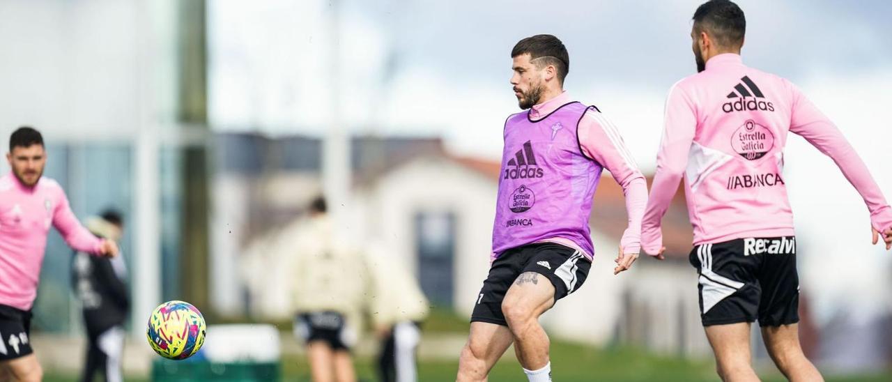 Carles Pérez intenta controlar el balón, ayer, junto a Galán y Óscar. // RCCV