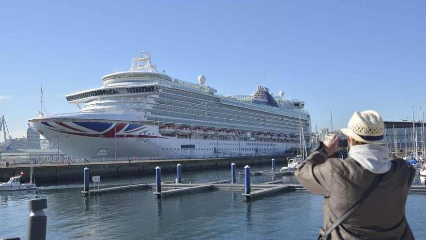 Un hombre fotografía un crucero atracado en el Puerto.