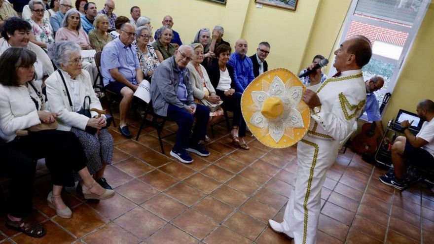 Roces homenajea a los mayores y marca el inicio de sus fiestas