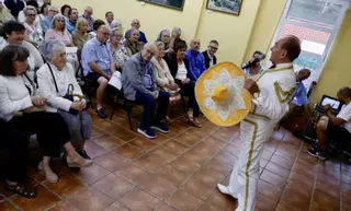 Roces homenajea a los mayores y marca el inicio de sus fiestas