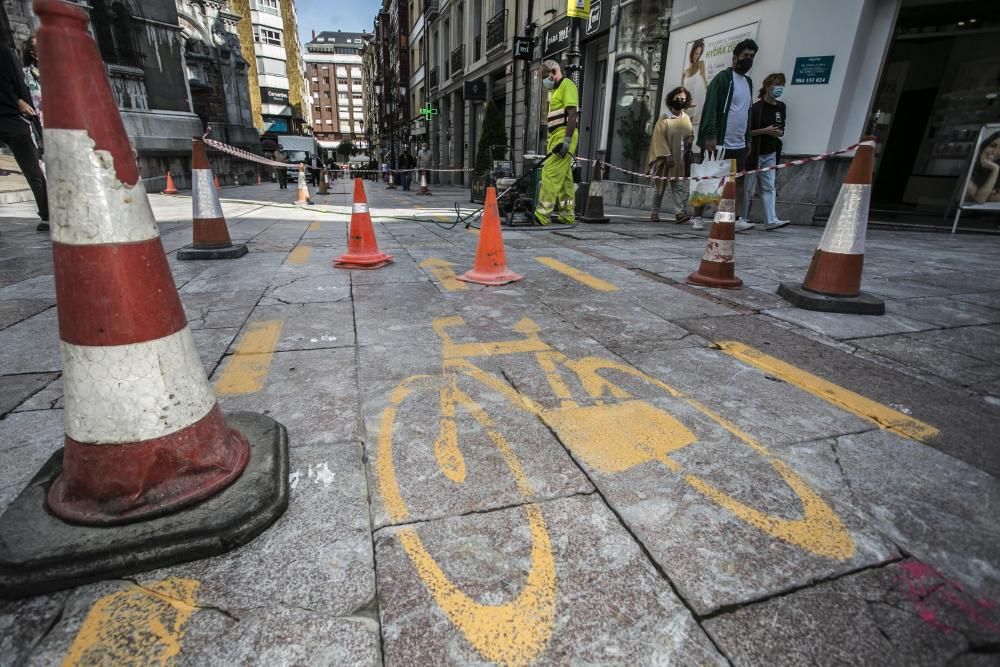 Oviedo comienza a borrar los polémicos carriles bici "experimentales"