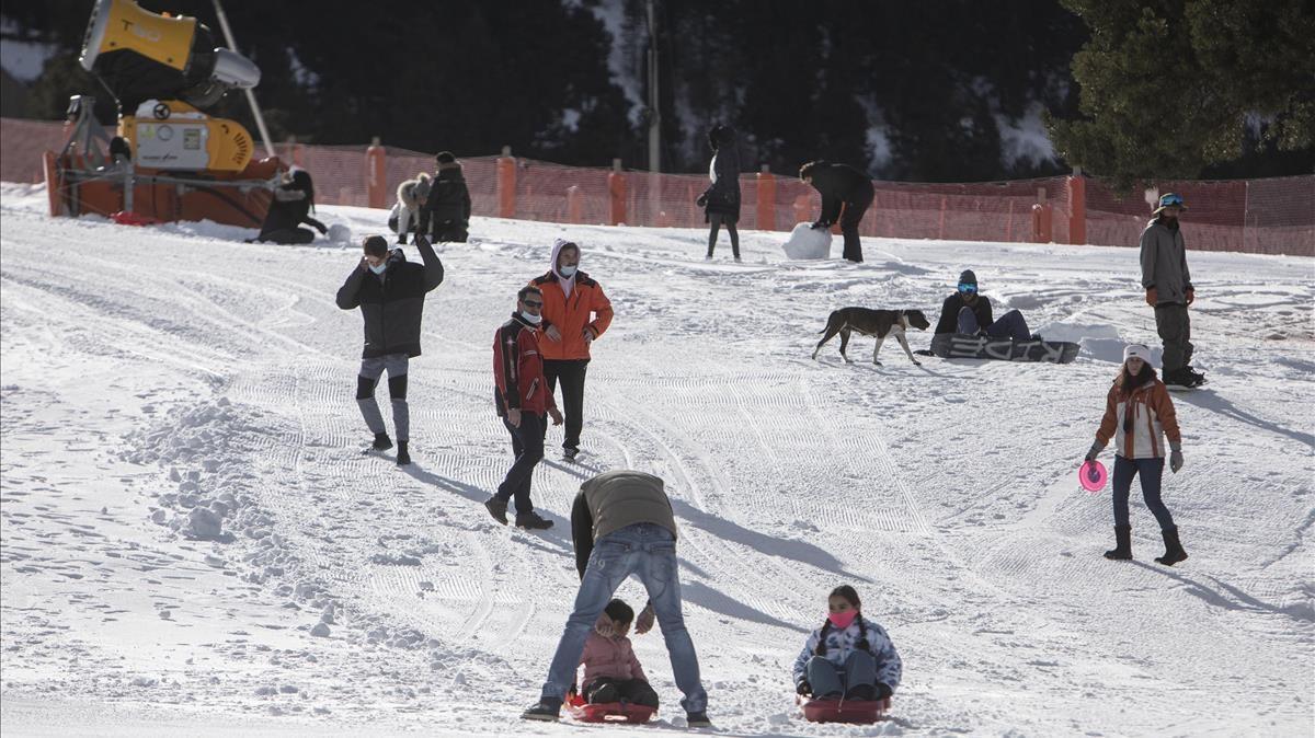 Afluencia de visitantes disfrutando de la nieve el día previo a las aperturas de las estaciones de esquí.