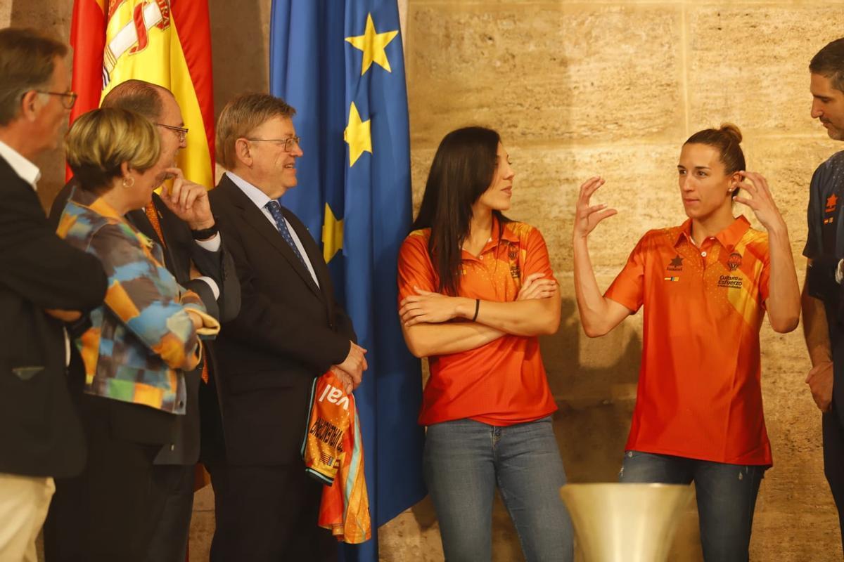 Las capitanas hablan con el presidente de la Generalitat Valenciana.