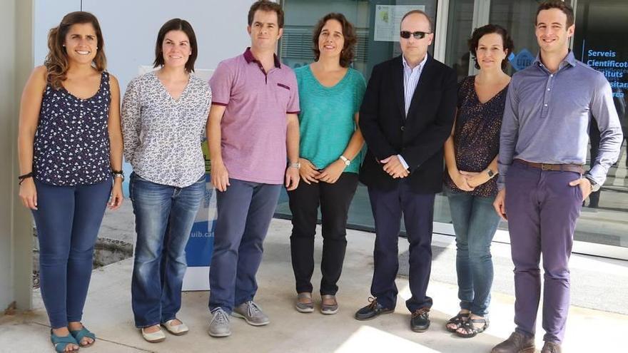 El equipo investigador con su directora, Silvia Fernández (con camiseta verde), y el hematólogo Antonio Gutiérrez (con gafas de sol).