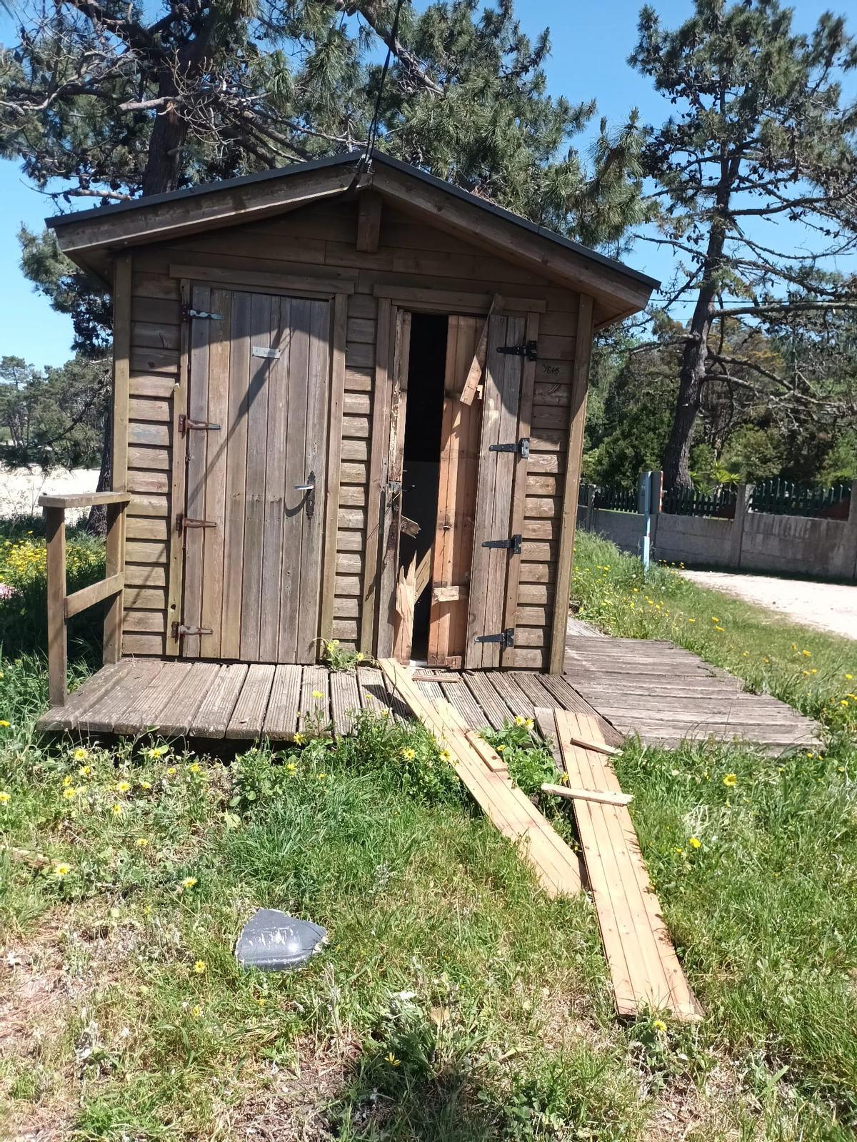 Estado en el que quedó el baño de As Pipas.