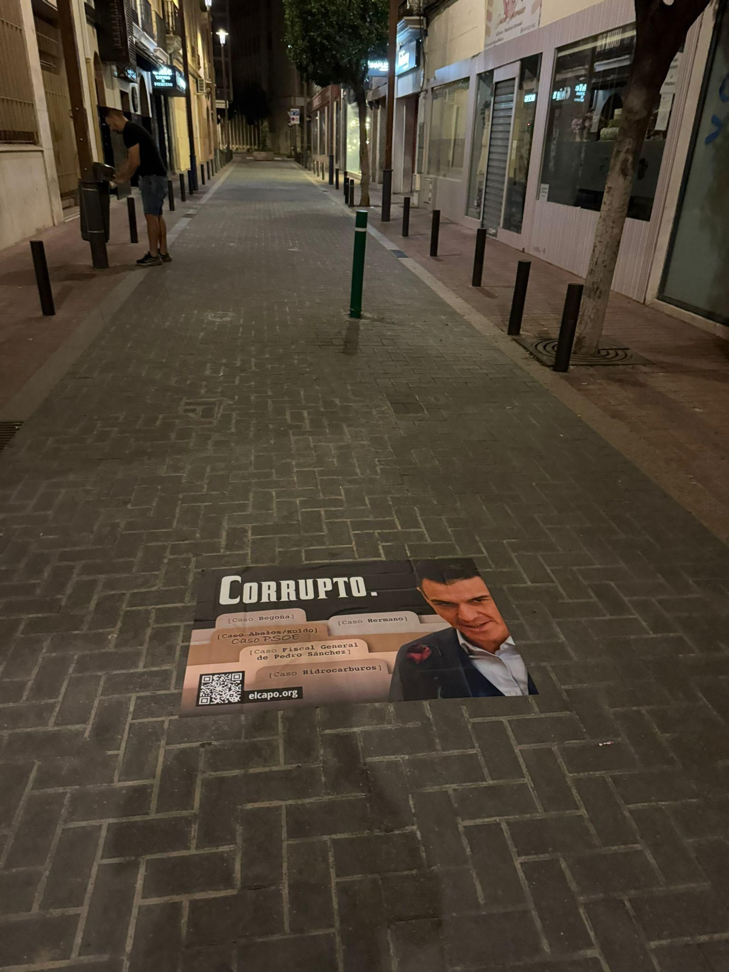 Galería de fotos: Castellón amanece plagada de pancartas en las que se señala a Pedro Sánchez como "corrupto"
