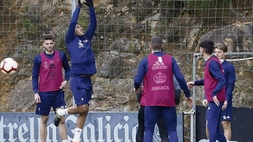 Cabral atrapa un balón, durante un ejercicio junto a Hoedt, Juncà (de espaldas), Jozabed y Jensen, ayer tarde en A Madroa. // José Lores