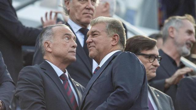 Rafa Yuste i Joan Laporta, a la llotja de l’Spotify Camp Nou durant el clàssic.