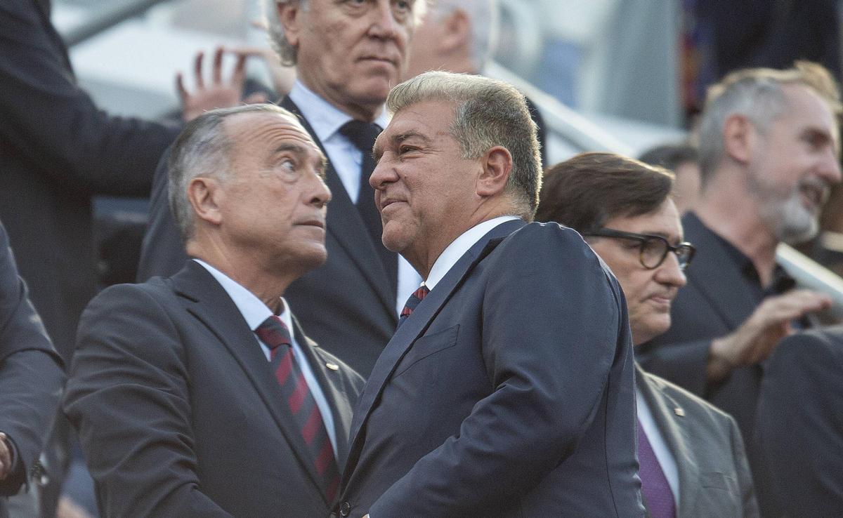 Rafa Yuste y Joan Laporta, en el palco del Spotify Camp Nou durante el clásico.