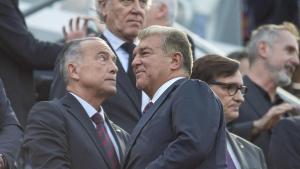 Rafa Yuste y Joan Laporta, en el palco del Spotify Camp Nou durante el clásico.