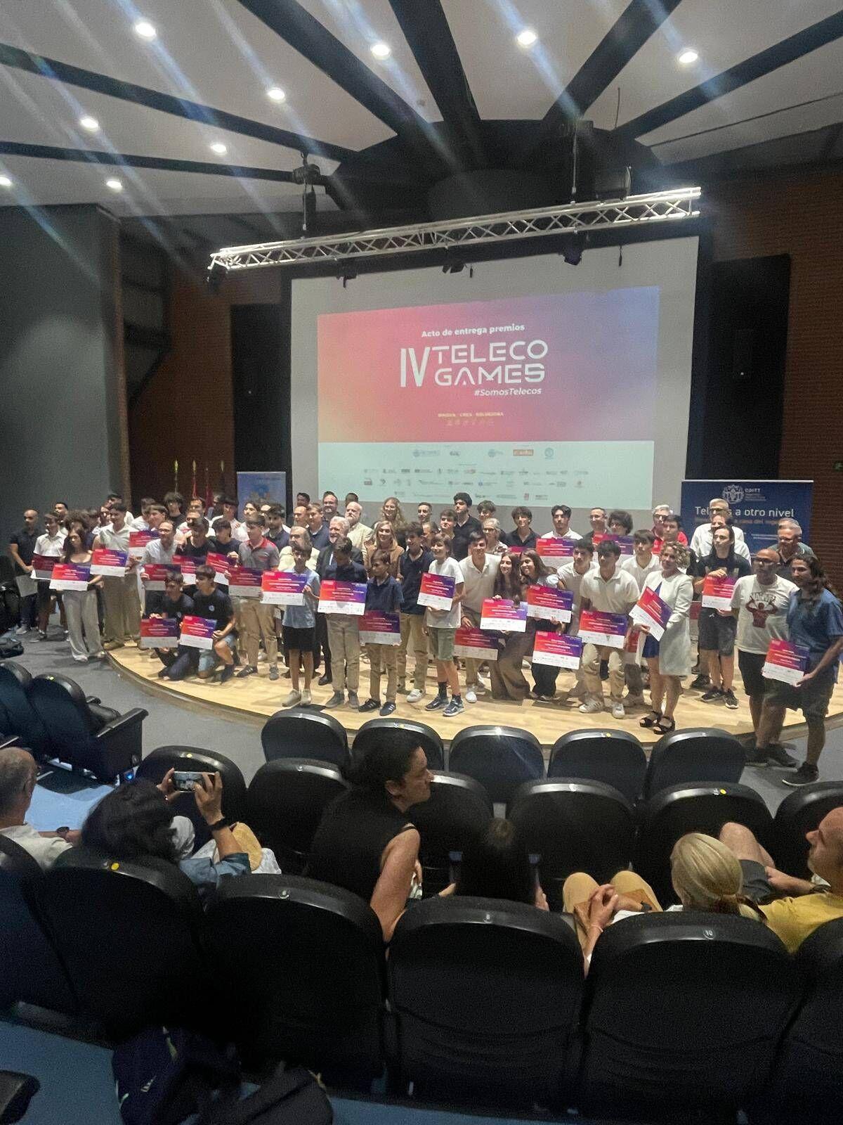 ALUMNOS SAGRADA FAMILIA ALDAN CANGAS EN PREMIOS TELECO GAMES MADRID