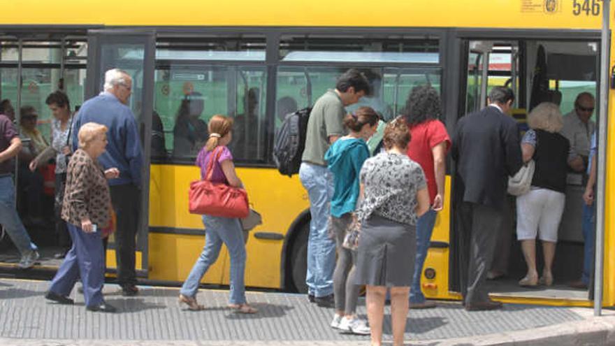 Un grupo de personas sube a la guagua en la estación del teatro Pérez Gadós. | la provincia / dlp