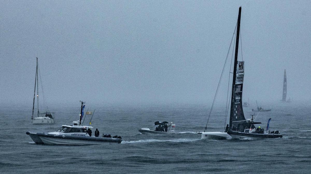 El barco del equipo americano es remolcado bajo la intensa lluvia después de cancelarse la regata de hoy. El barco del equipo americano es remolcado bajo la intensa lluvia después de cancelarse la regata de hoy.