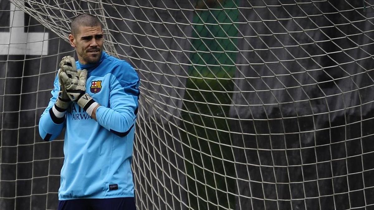 zentauroepp24792284 fc barcelona s goalkeeper victor valdes attends a training s190716203919