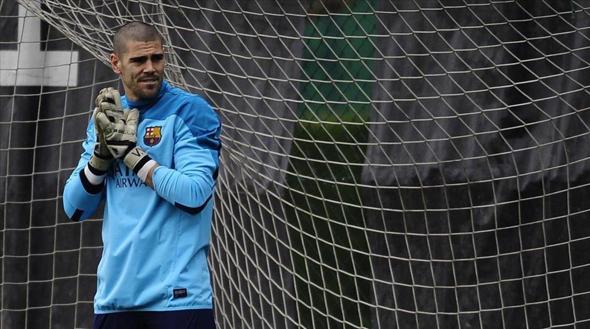 zentauroepp24792284 fc barcelona s goalkeeper victor valdes attends a training s190716203919