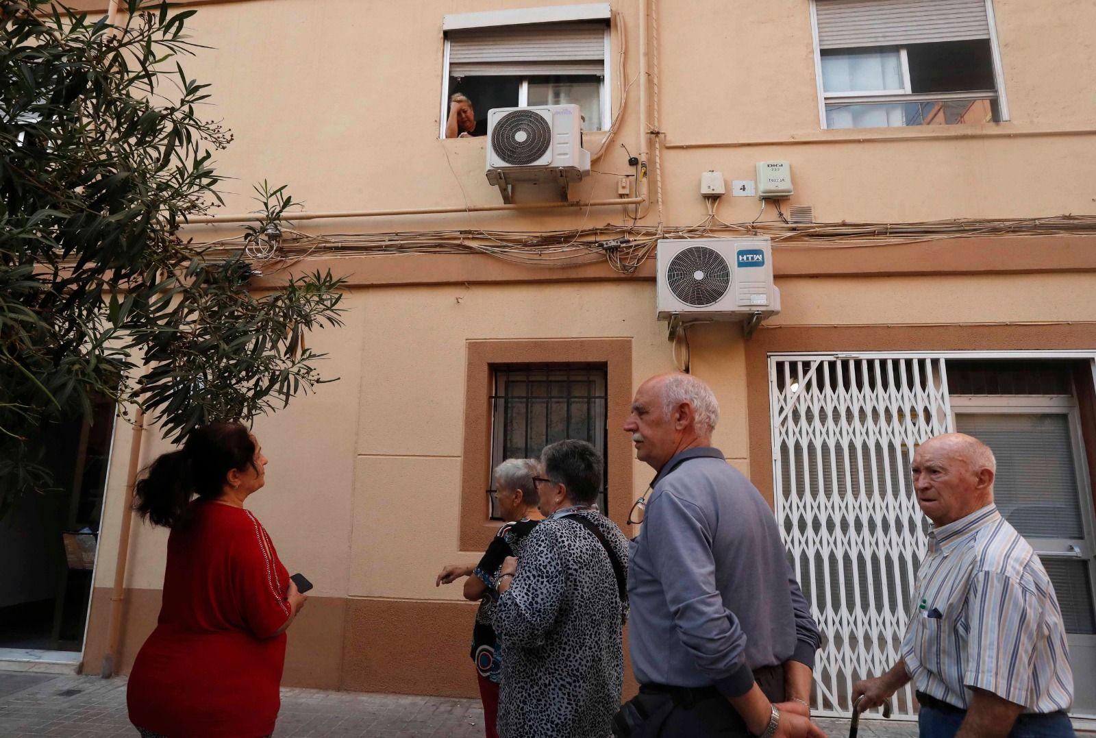 La presión vecinal logra paralizar un desahucio en València