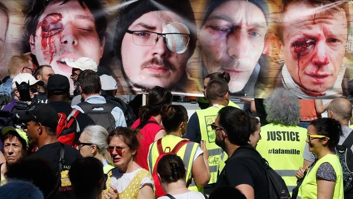 zentauroepp48444240 protesters gather next to portraits of people claiming to ha190602195418
